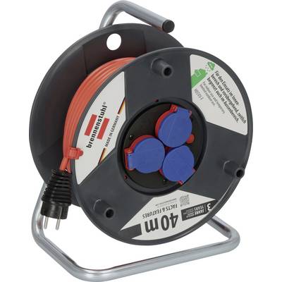 Avvolgicavo per prolunga arancione portatile con tre prese rivestite in blu e una spina a due poli, mostrato su un supporto in metallo