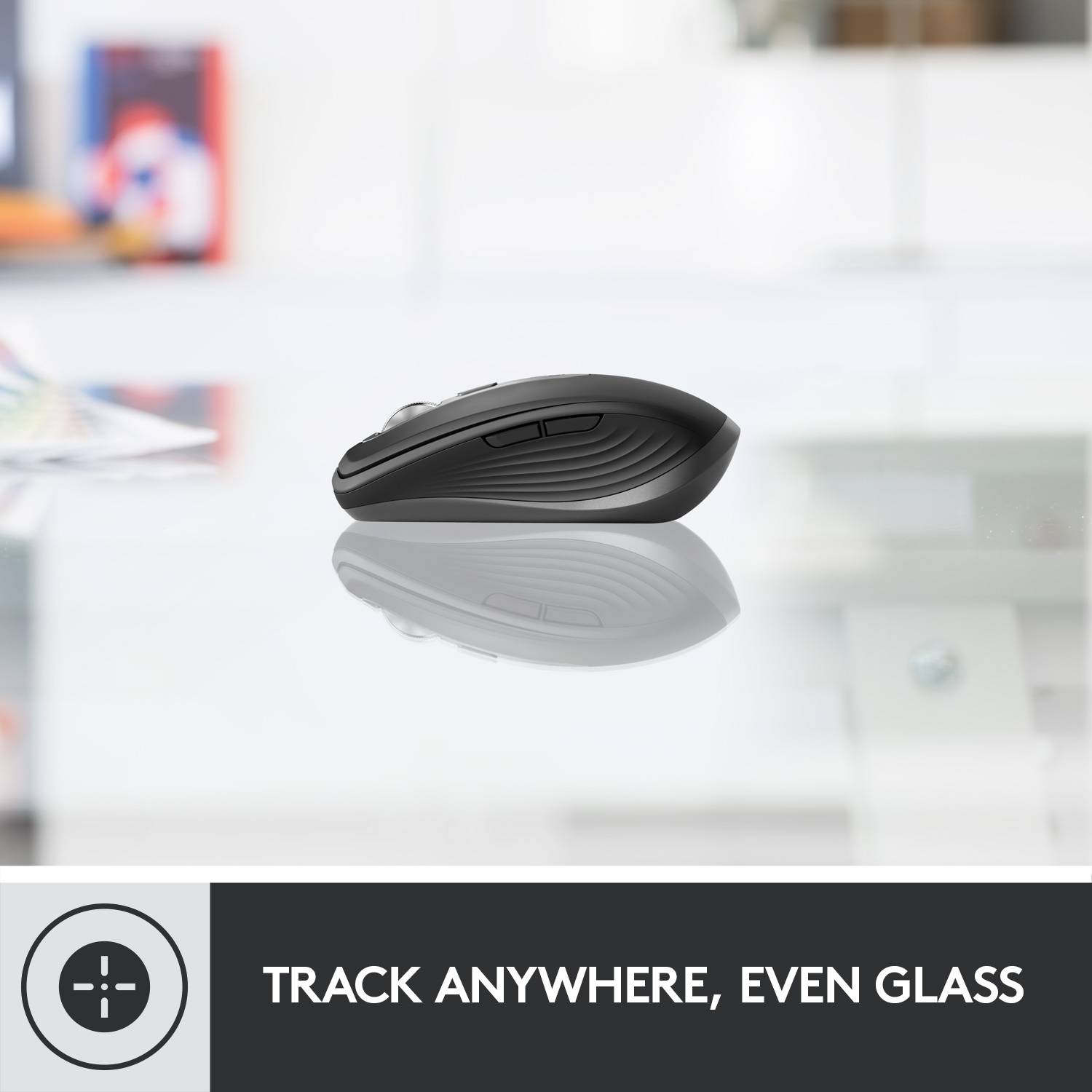 Mouse wireless per computer su un tavolo di vetro; testo sottostante: Scansione su ogni superficie, persino sul vetro.