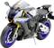 Una moto sportiva in blu e argento è posizionata, vista da un angolo, su un cavalletto.