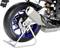 Ruota posteriore di una moto con design del cerchio blu e scarico. La moto è posizionata su un cavalletto argentato.