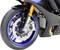 Primo piano della ruota anteriore di una motocicletta con cerchio blu e sospensione dorata. Il disco freno e il pneumatico sono chiaramente visibili.