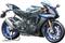 Una moto sportiva blu-nera è posta su un cavalletto. Ha un design moderno con cerchi blu spiccanti e carenature aerodinamiche.