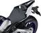 Primo piano di una motocicletta dal design moderno, con messa a fuoco sulla sella e sulla ruota posteriore, che evidenzia caratteristiche tecniche e stilistiche.