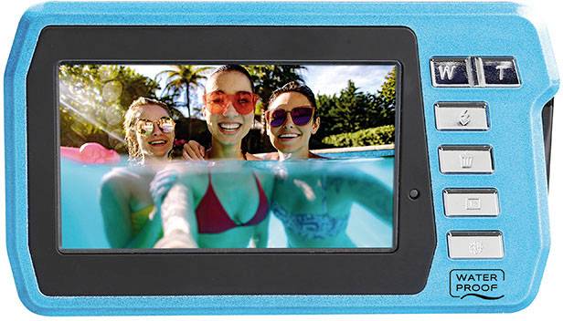 Una fotocamera impermeabile con uno schermo mostra tre persone sorridenti in piscina. A sinistra, sullo sfondo, sono visibili sole e palme.