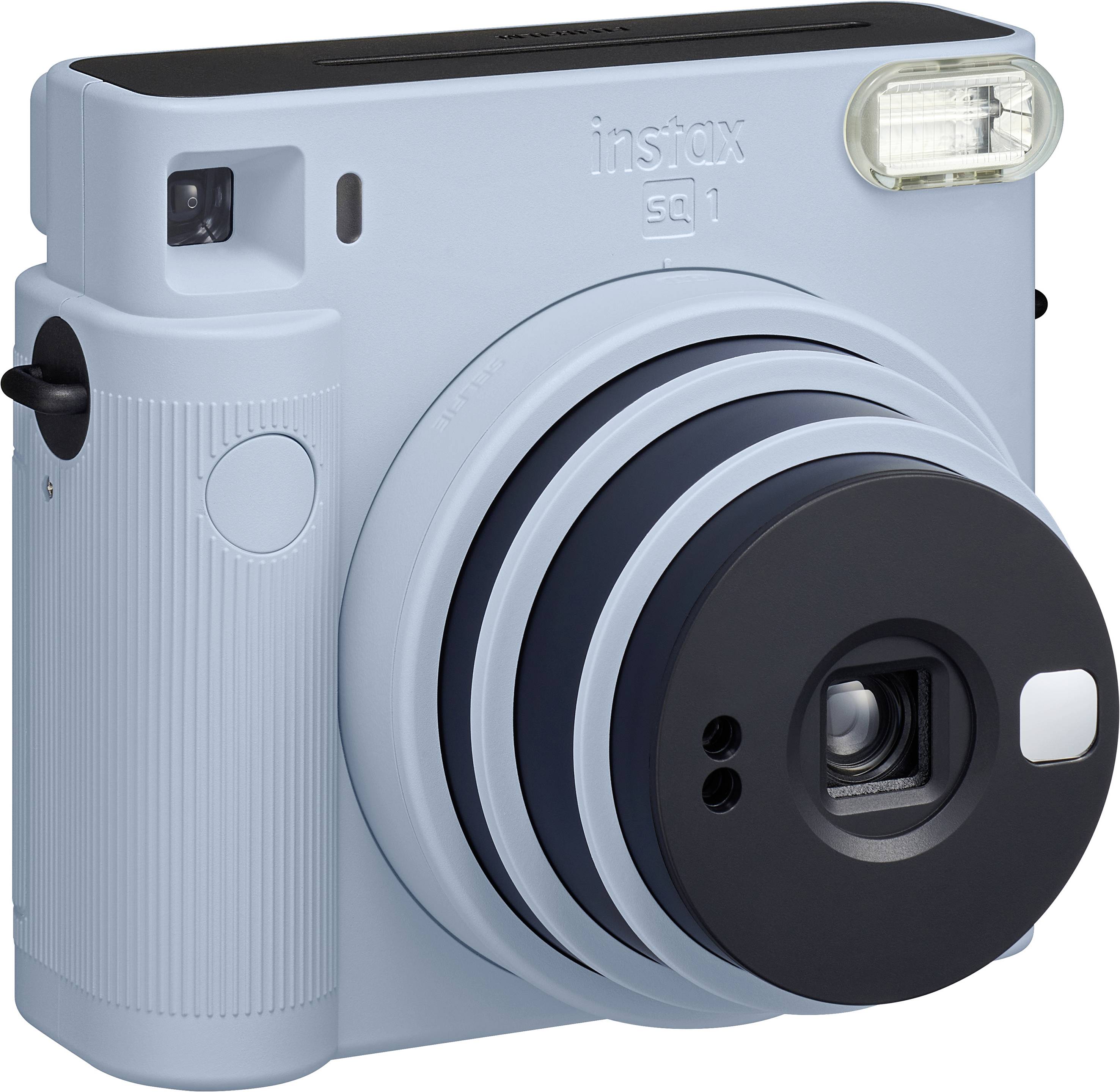 Una fotocamera istantanea blu, di forma quadrata, con un grande obiettivo e flash integrato.