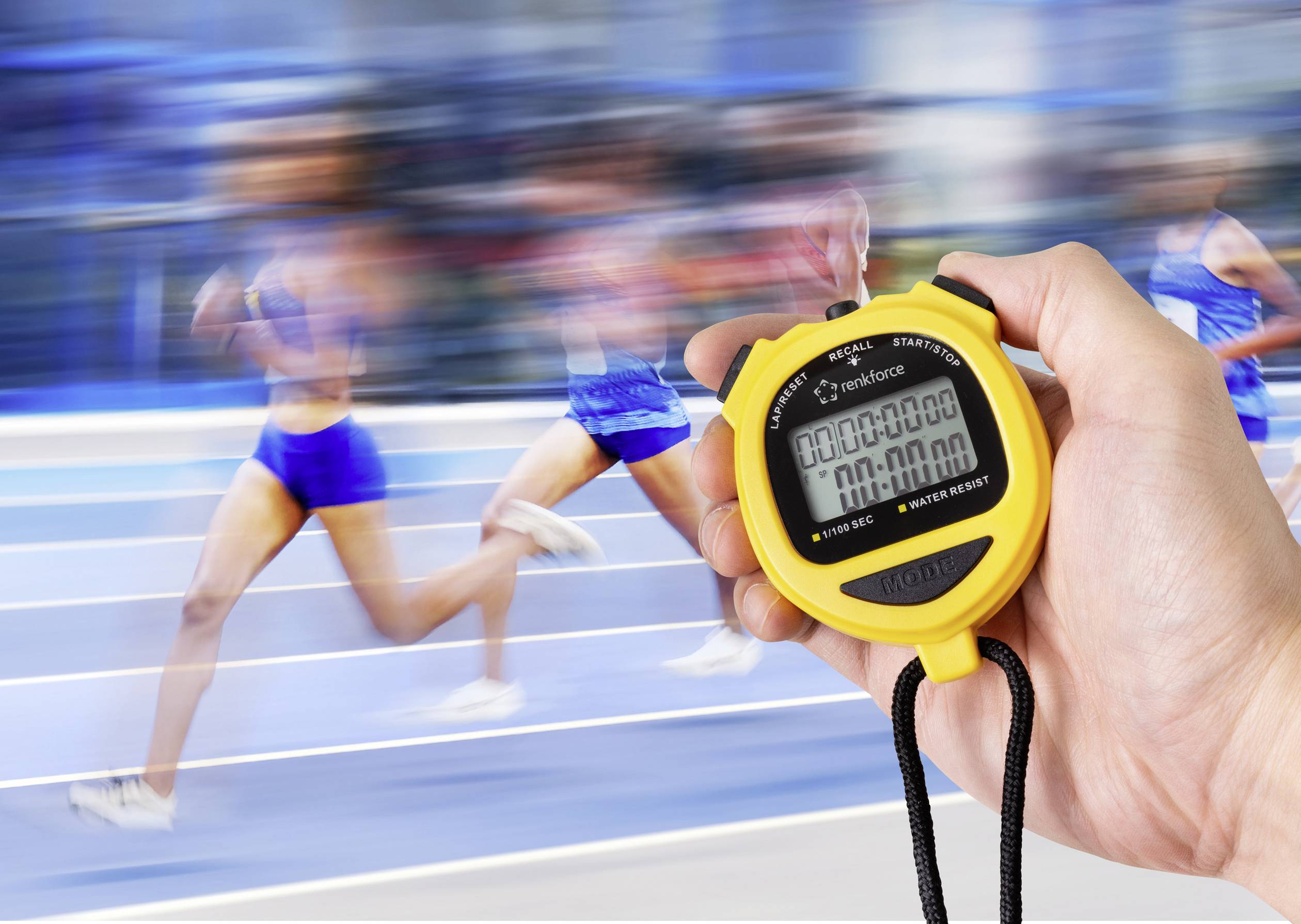 Una mano tiene un cronometro giallo in primo piano, mentre corridori sfocati con abbigliamento sportivo blu sprintano sullo sfondo di una pista di atletica.