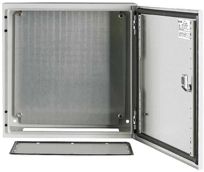 Contenitore metallico con porta aperta, che mostra lo spazio interno e il coperchio frontale rimosso. Adatto ad accogliere componenti elettrici.