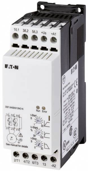 Un modulo di avviamento soft Eaton con connettori, pulsanti di controllo ed etichette con specifiche tecniche, per il controllo dei motori.