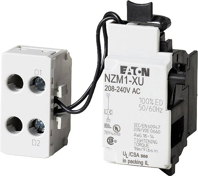 Un componente elettronico con stampigliatura 'Eaton NZM1-XU 208-240V AC', collegato a un morsetto bianco.