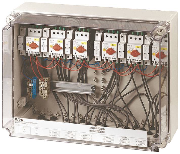 Un quadro elettrico aperto con diversi interruttori e cavi collegati tra loro, utilizzato per il controllo di dispositivi elettrici.