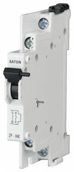 Un interruttore elettrico bianco e sottile di EATON con leva nera, con viti agli angoli per il fissaggio.