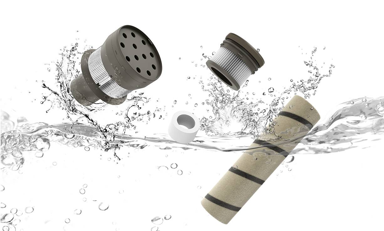 Un set filtro doccia con soffione, cartuccia filtrante e parte ceramica circondato da spruzzi d'acqua.