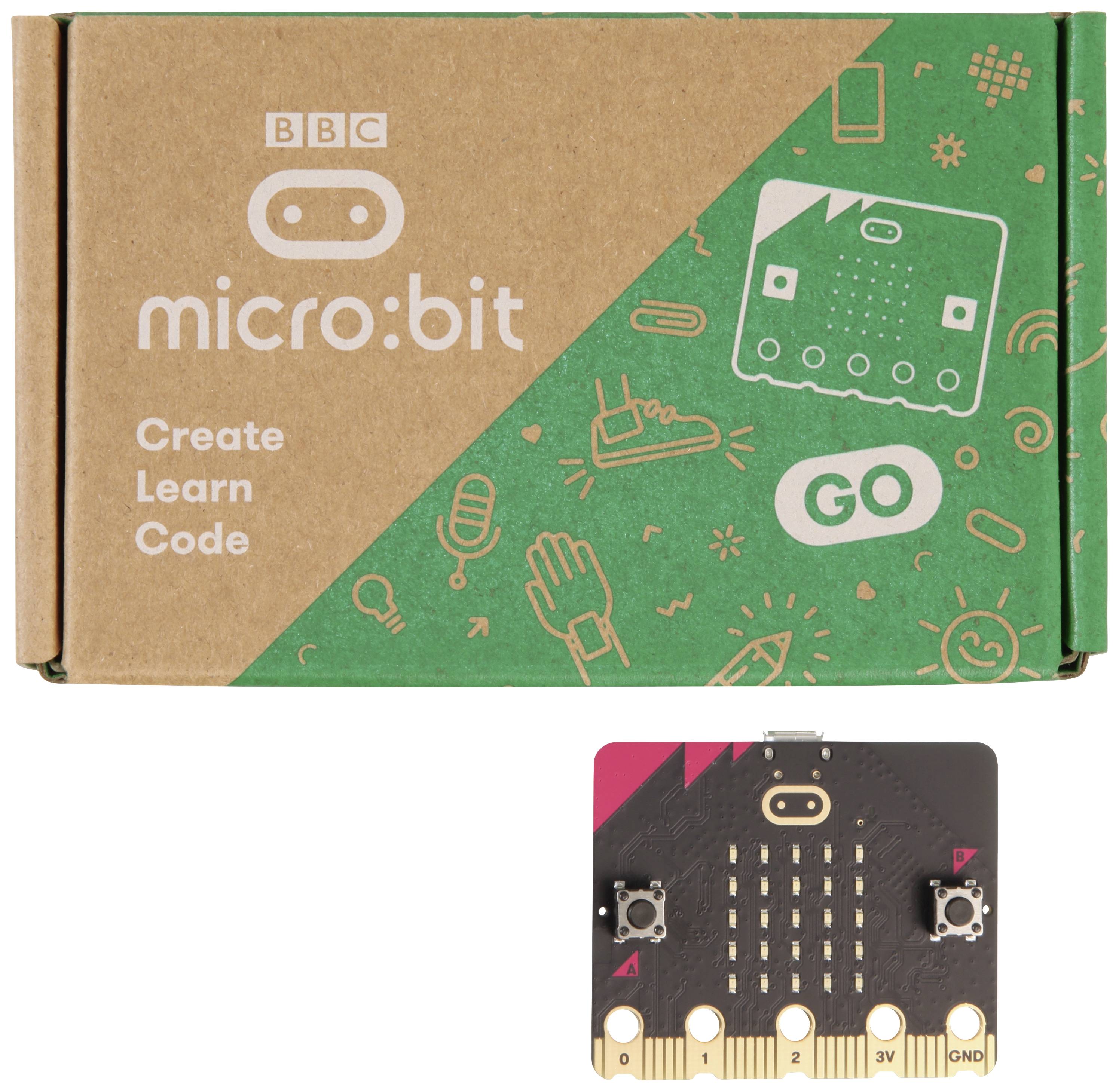 Scatola di cartone con logo BBC micro:bit e scritta 'Create Learn Code'. Sotto, un microcontrollore con LED e pulsanti, adatto per progetti di programmazione.