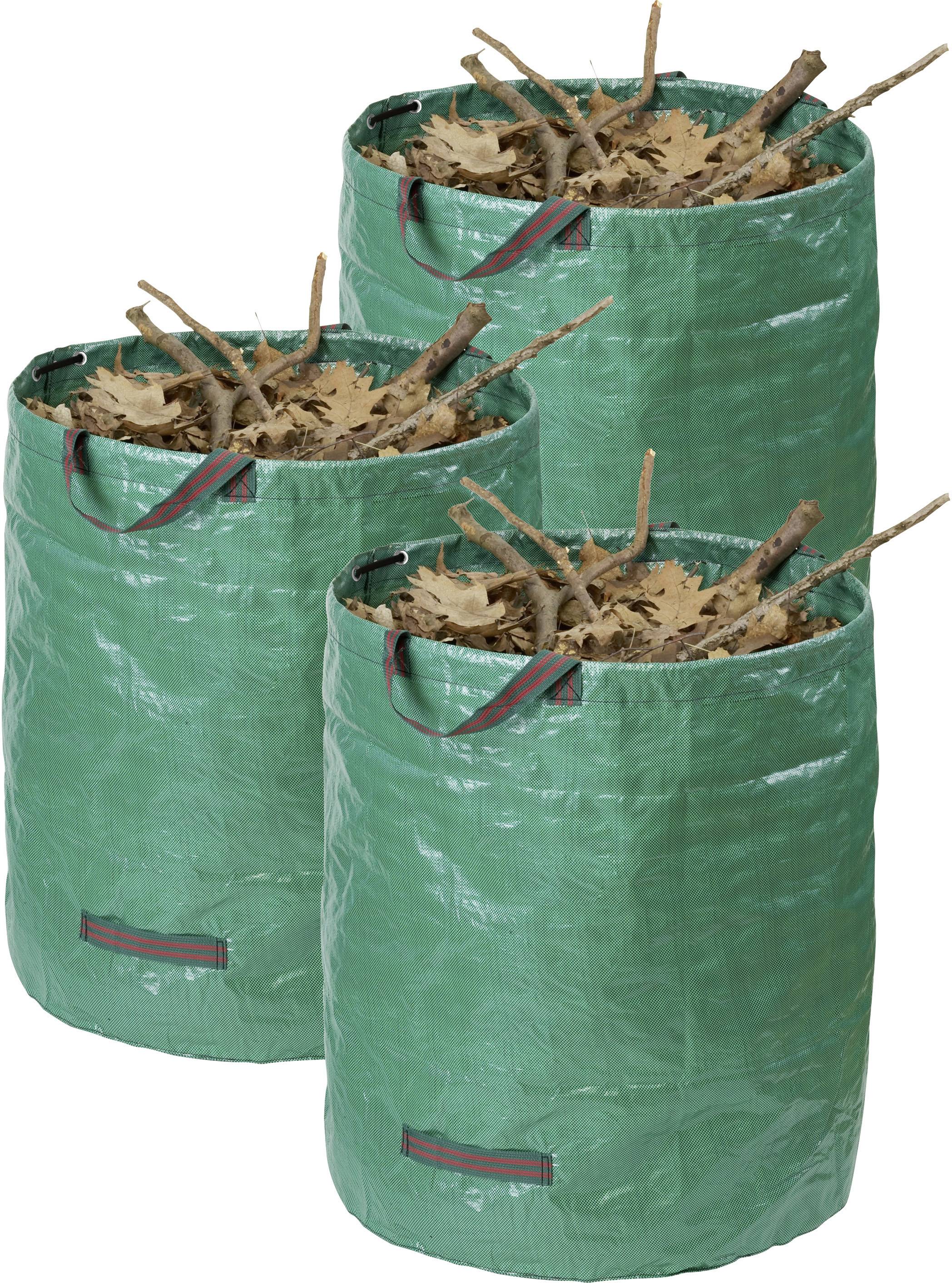 Tre sacchi verdi per il giardino, riempiti con foglie secche e rami. Ideali per la raccolta di rifiuti da giardinaggio.