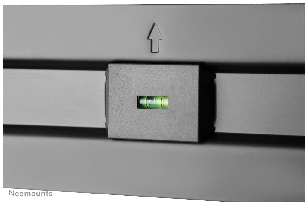 Livella in una staffa metallica. Una bolla verde indica l'allineamento orizzontale. Una freccia punta verso l'alto.