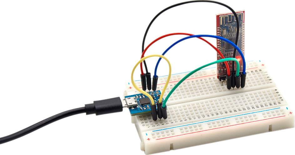 Breadboard con microcontrollore cablato e modulo Bluetooth, collegati tramite cavi colorati. Cavo USB a sinistra collega il sistema all'alimentazione.