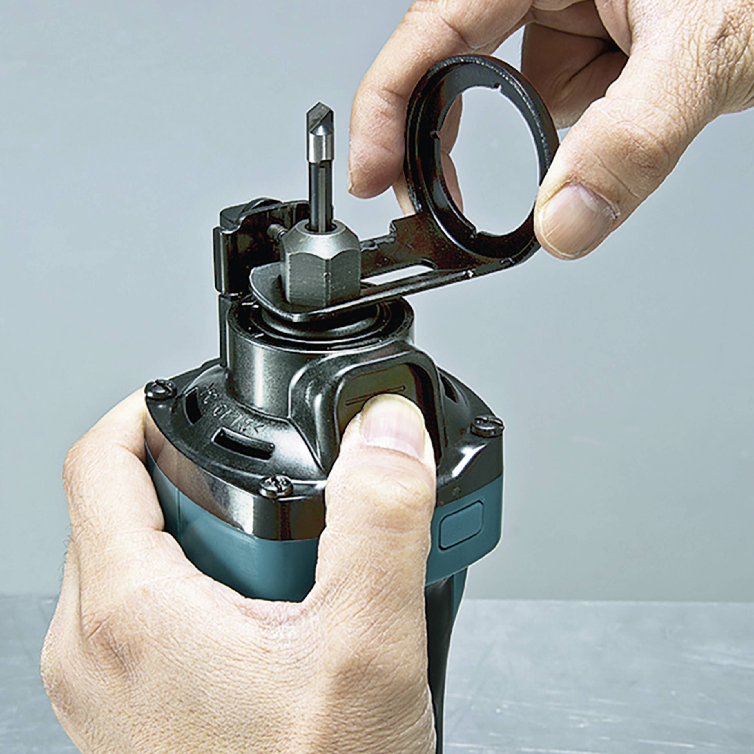 Taglio di rotazione della batteria Makita DCO180Z-24
