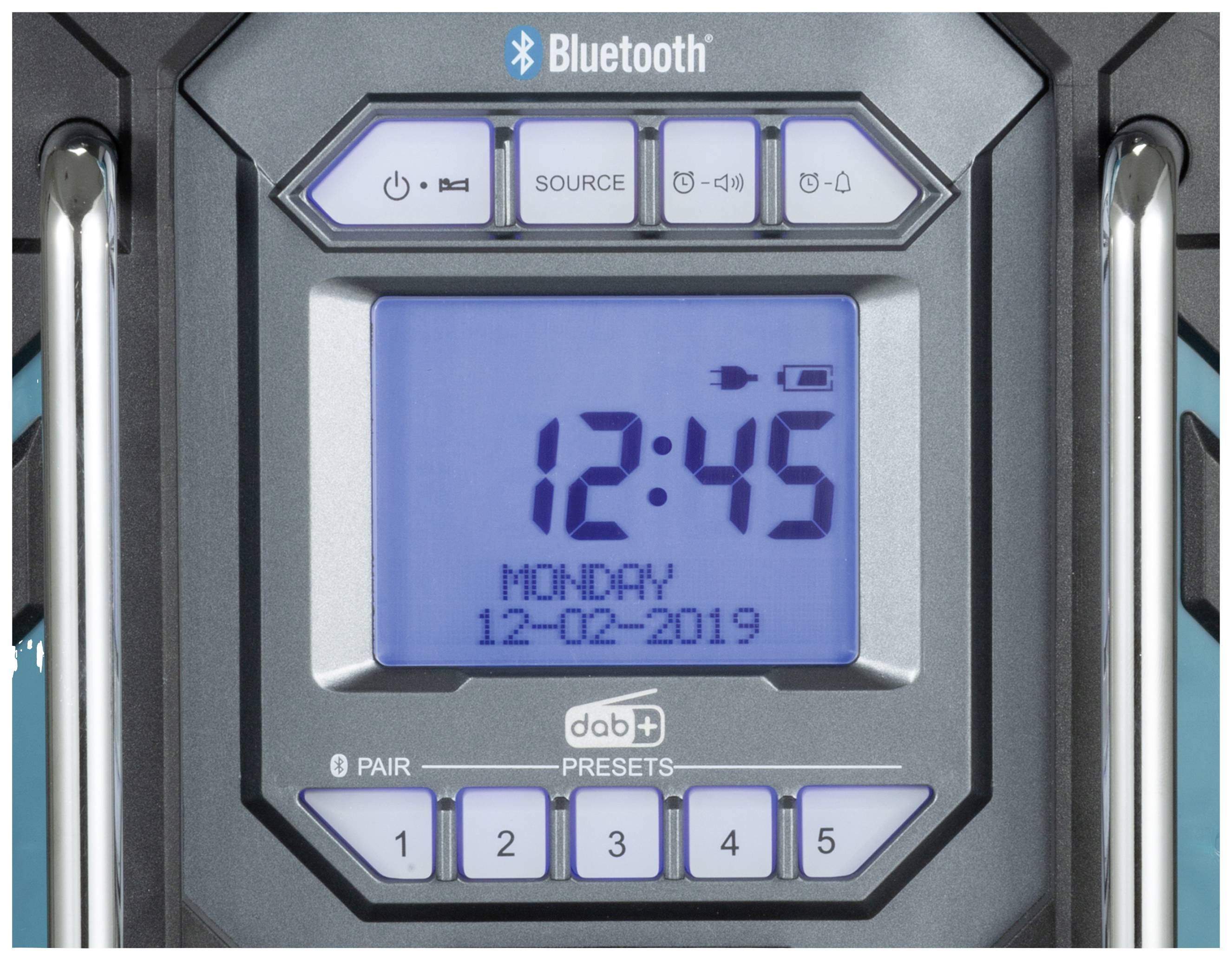 Display radio Bluetooth mostra l'ora 12:45, data 12-02-2019, Lunedì. Pulsanti per sorgente, volume e preselezioni sotto.