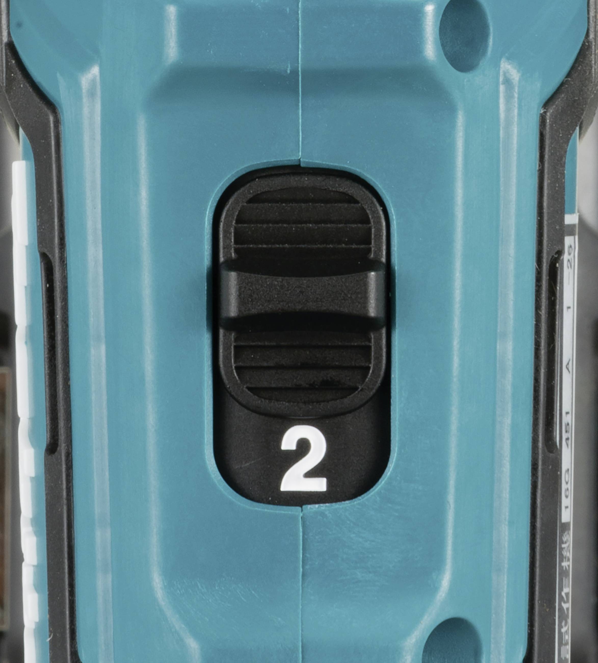 Interruttore nero su un involucro degli attrezzi blu, contrassegnato con il numero '2' al centro.