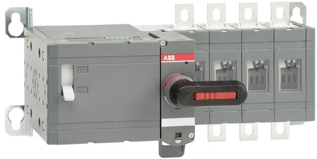 Un interruttore elettromagnetico grigio con dettagli rossi e bianchi, montato su una parete, mostra un'applicazione industriale.