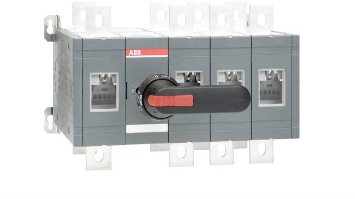 Un sezionatore grigio con leva rossa e multipli attacchi, utilizzato per la separazione sicura dei circuiti elettrici in applicazioni industriali.