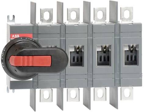 Un sezionatore di carico quadripolare con leva rossa sul lato sinistro, utilizzato per il controllo di circuiti elettrici.