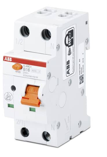 Un interruttore differenziale con la scritta 'S-ARC1 B16 230V'. L'interruttore è bianco, ha una leva arancione e il logo RFID.