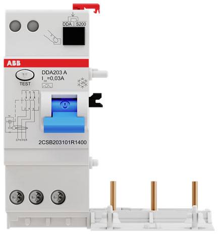 Un interruttore differenziale ABB, modello DDA203 A, 30mA. Contiene un pulsante di test e diagrammi tecnici sul lato frontale.