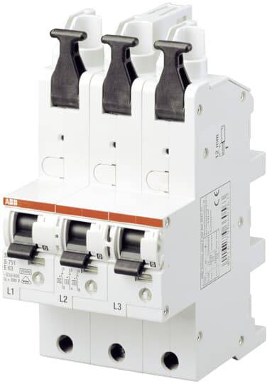 Un interruttore automatico tripolare con etichette 'L1', 'L2', 'L3' sul frontale, utilizzato per la protezione dei circuiti elettrici in impianti elettrici.