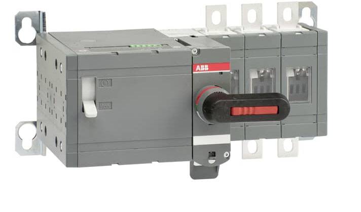 Un interruttore grigio con maniglia di azionamento rossa, montabile su quadro elettrico. Adatto per applicazioni elettriche industriali.