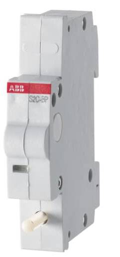 Un interruttore magnetotermico grigio con il logo 'ABB' su sfondo rosso, modello S2C-BP, raffigurato di lato.