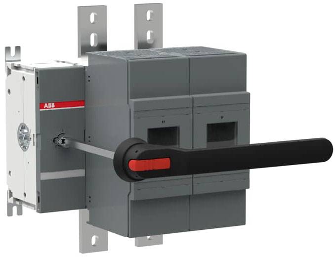 'Un interruttore elettrico di potenza con una grande leva nera e colore grigio dell'involucro, montato su una piastra metallica.'