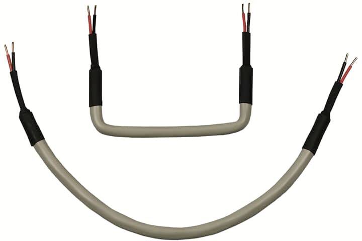 Due cavi curvi, ciascuno con tre estremità di fili di colore rosso, nero e bianco. I cavi sono rivestiti in materiale protettivo nero e grigio.