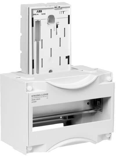 Un involucro vuoto, bianco, per un quadro elettrico con interruttori e una finestra di visualizzazione per dispositivi di indicazione.