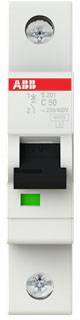 Interruttore automatico ABB; bianco con logo del marchio rosso e interruttore nero; classificato come C 50, idoneo per tensione di 230/400V.
