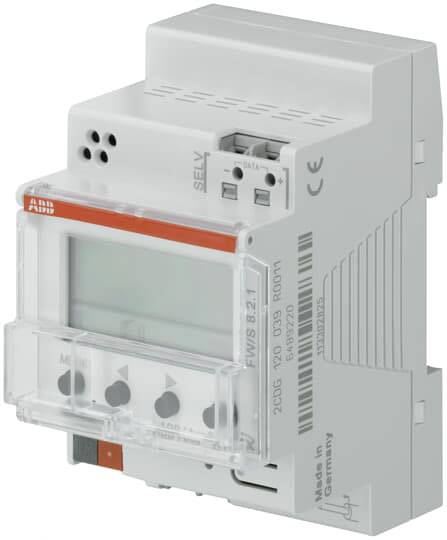 Un dispositivo elettronico argentato con un display e diversi tasti, idoneo al montaggio su guida DIN.