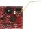 Descrizione di un kit DIY Junior Theremin con LED rossi, vano batterie, componenti elettronici e un'antenna su una scheda elettronica rossa.