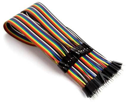 Cavi a nastro multicolore con connettori. Utilizzati frequentemente in elettronica per collegare componenti.
