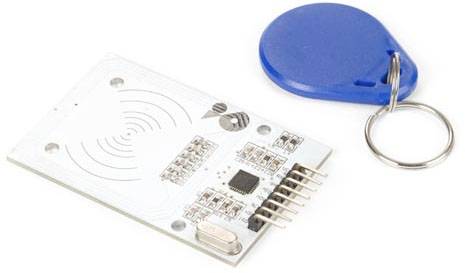 Una carta RFID con un tag RFID blu accanto a un portachiavi. La carta presenta componenti elettronici e circuiti interni.