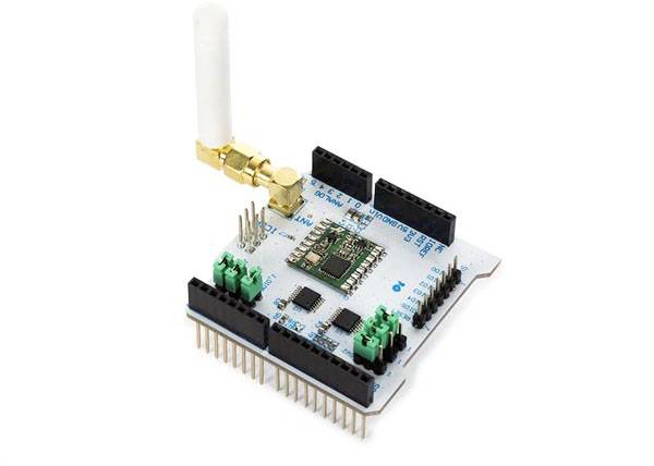 Una scheda elettronica con diversi connettori e un'antenna bianca verticale, probabilmente per comunicazioni wireless.