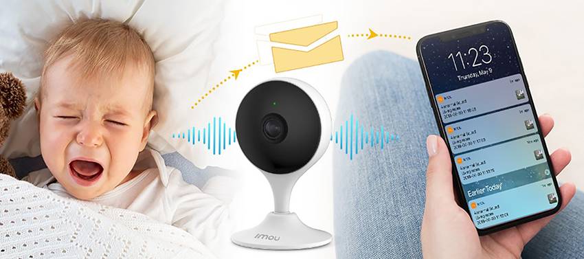 Un bambino piange nel letto. Una telecamera invia notifiche a uno smartphone con timestamp e dettagli informativi.