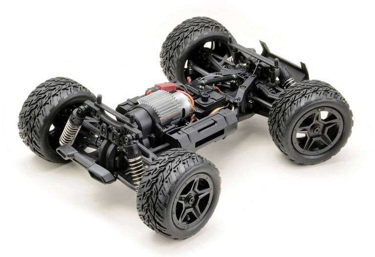 Telaio di auto telecomandato con grandi pneumatici in gomma e motore a vista. Sistemi di sospensione e telaio dettagliati.