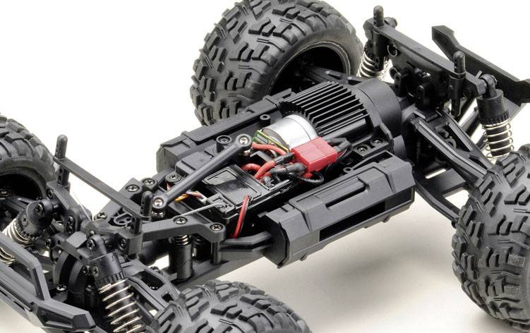 Telaio robusto di un'auto radiocomandata con motore potente, sospensioni a quattro ruote motrici e pneumatici grandi, progettato per percorsi fuoristrada.