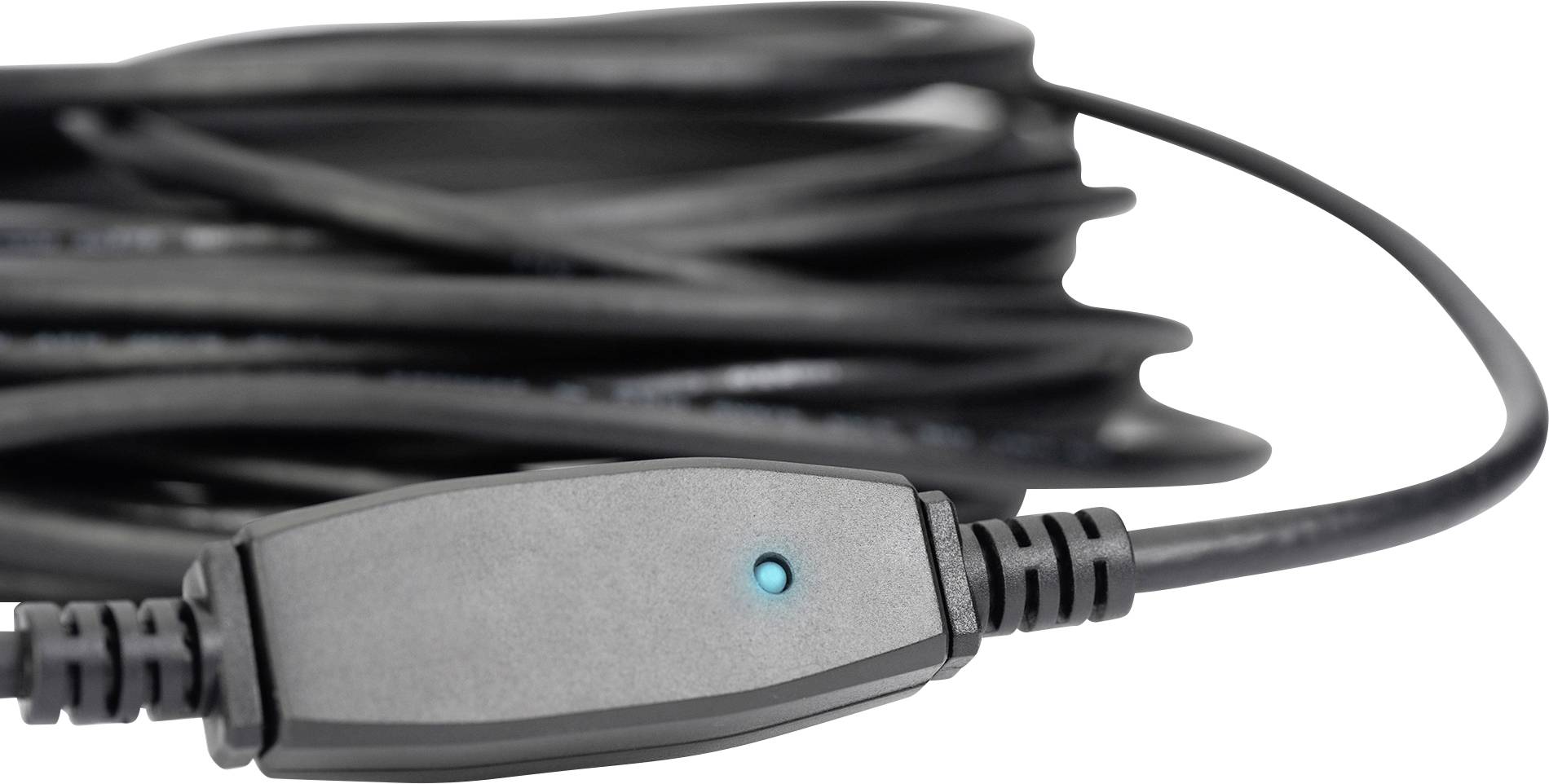 Un cavo nero con un connettore rettangolare e un indicatore LED blu illuminato, probabilmente per l'alimentazione elettrica.