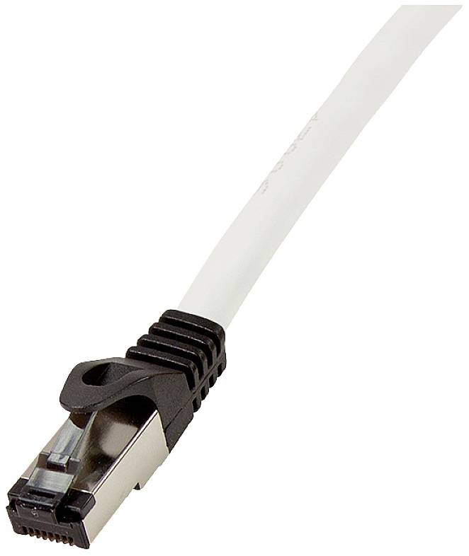 Un cavo Ethernet bianco con un connettore RJ45, utilizzato per connessioni di rete.