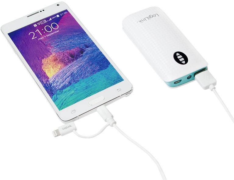 Una powerbank sta caricando uno smartphone tramite un cavo USB. Lo smartphone mostra '21:00' sullo schermo.