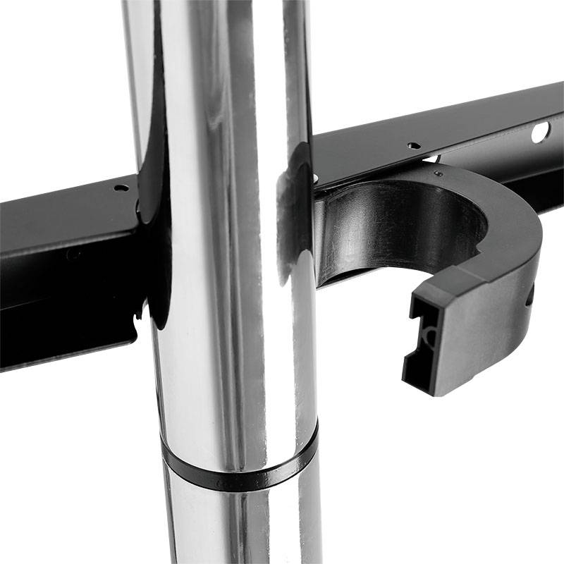 Primo piano di un tubo metallico argentato con un clip nero in plastica fissato, trattenuto a destra da un altro componente metallico.