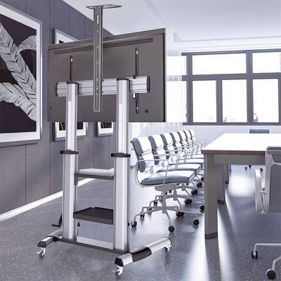 Una sala conferenze con un grande schermo su un supporto mobile, circondato da sedie moderne bianche e un tavolo in legno.