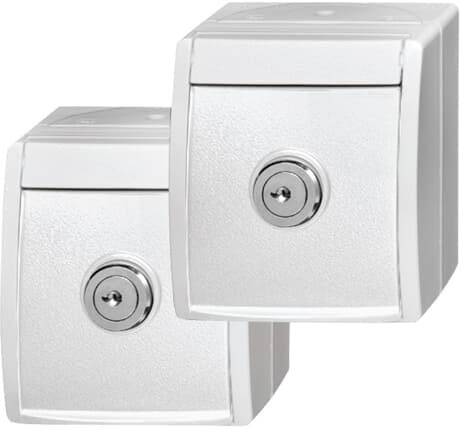 Due prese elettriche bianche con sportelli chiudibili, adatte per l'esterno. Hanno un design liscio e moderno.
