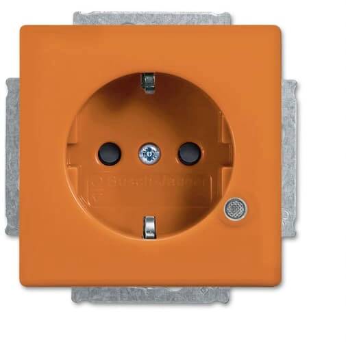 Una presa elettrica arancione con due fori rotondi e un morsetto di messa a terra al centro.